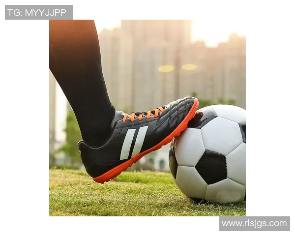 足球球星潮鞋的诞生与发展：从运动场到街头时尚的转变历程